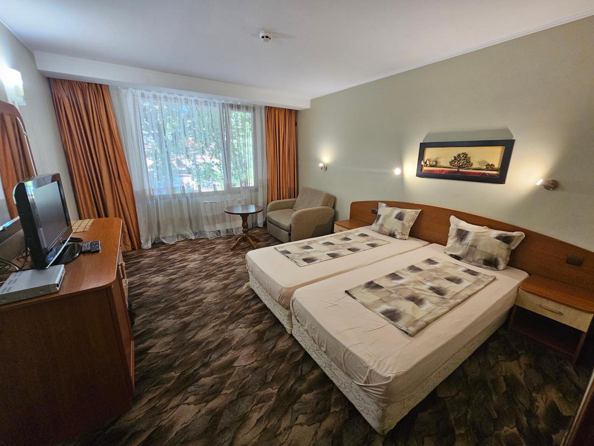 Family Hotel Jeri Velingrad Bagian luar foto