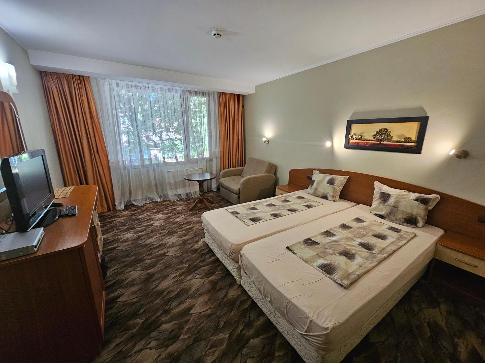 Family Hotel Jeri Velingrad Bagian luar foto